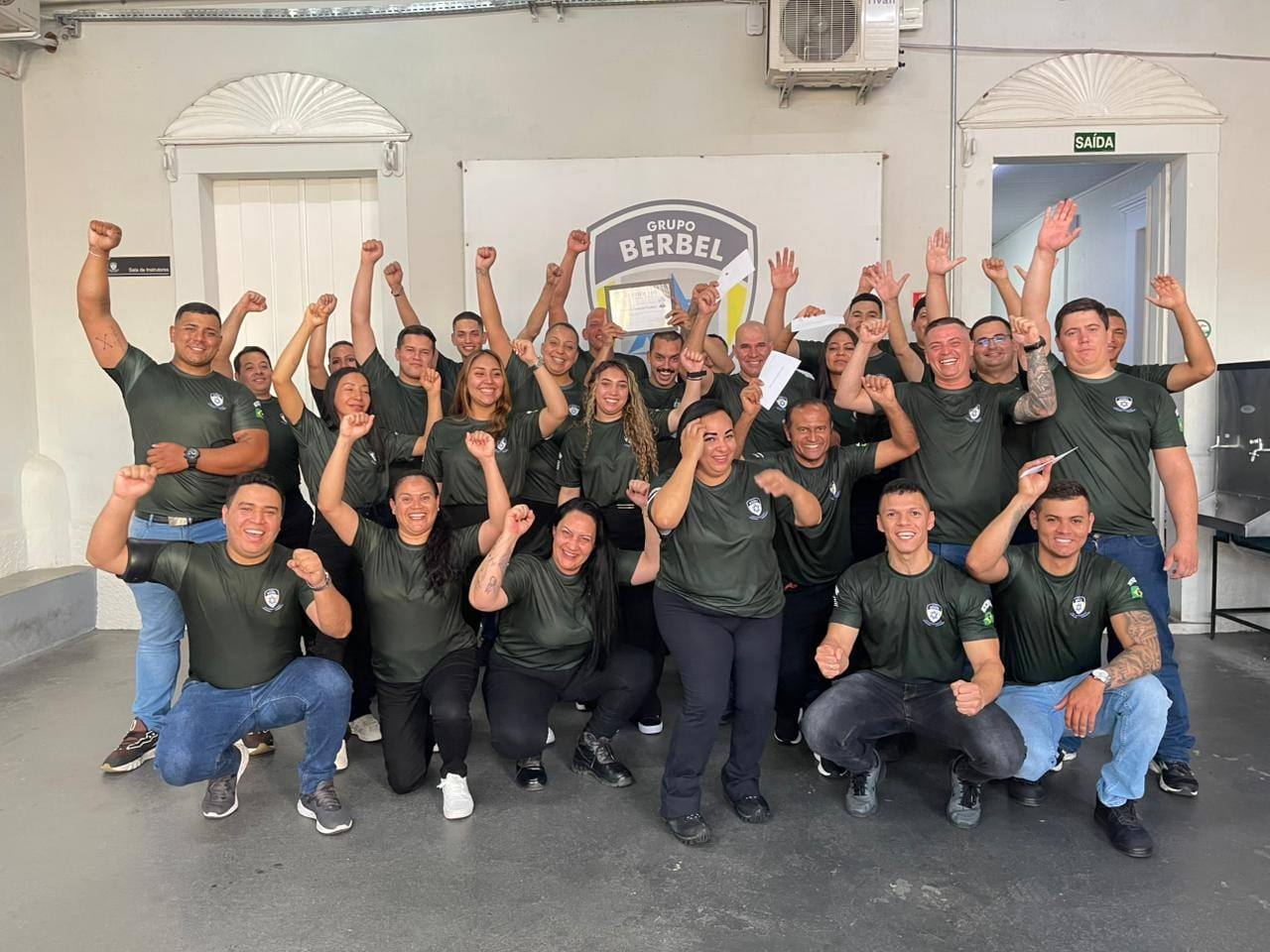 Turma comemorando a conclusão de etapa no Centro de Formação Berbel