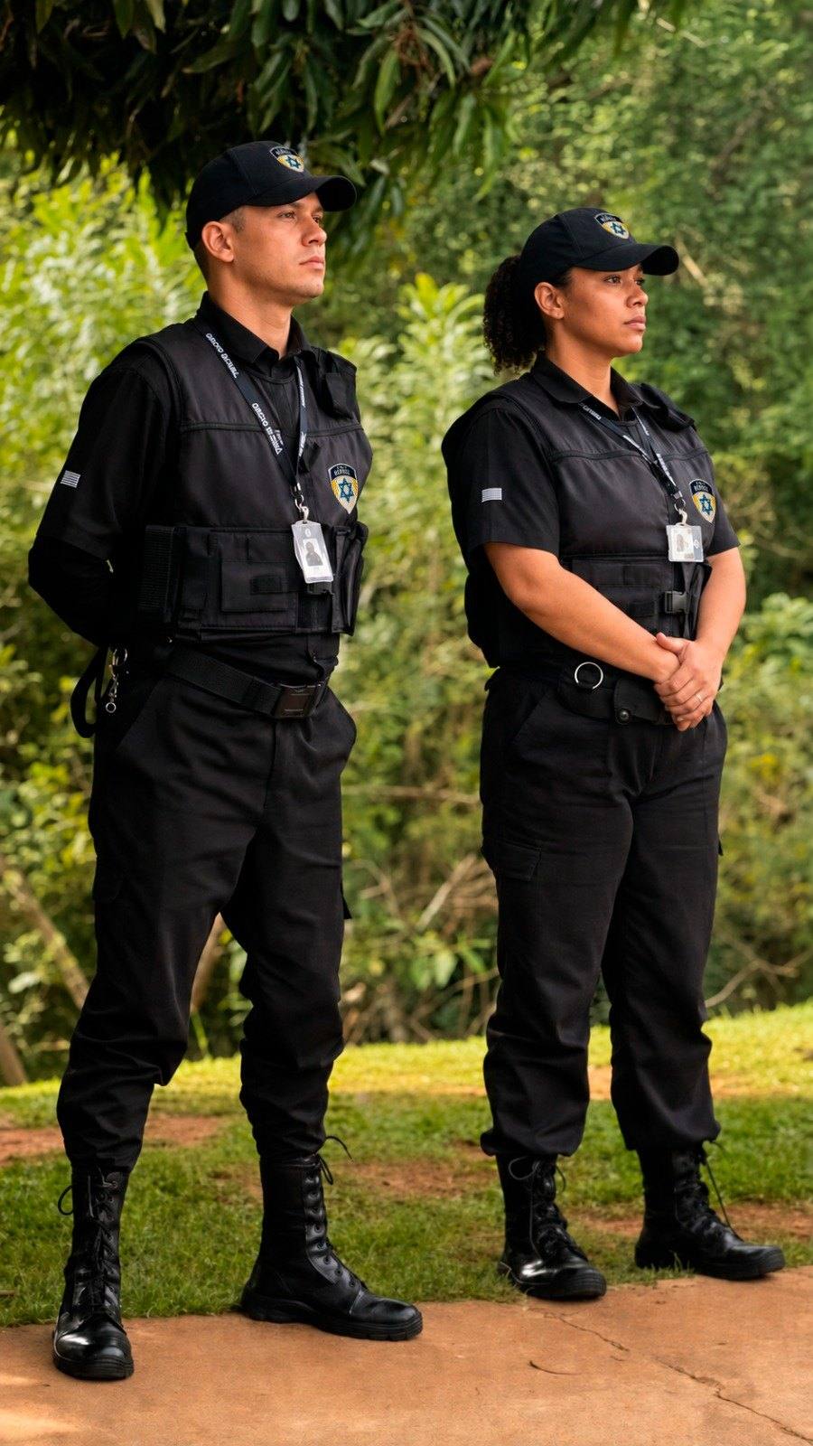 Vigilante e vigilante mulher do Grupo Berbel uniformizados lado a lado