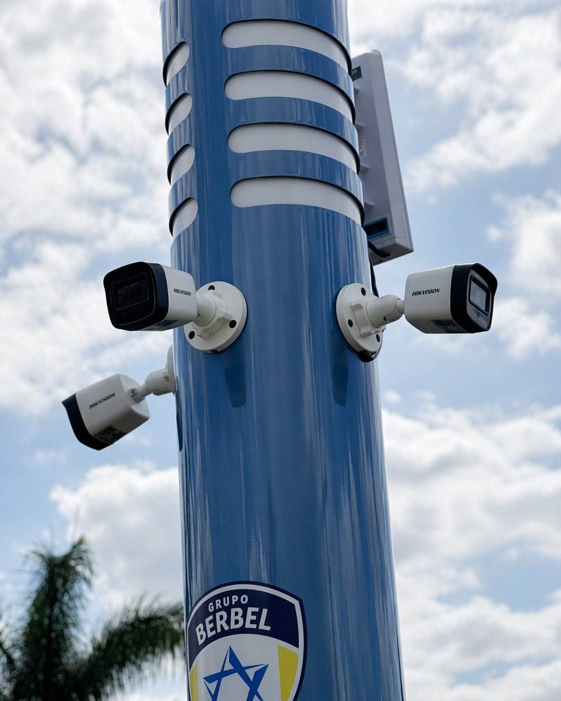 Totem de monitoramento do Grupo Berbel com câmeras no topo